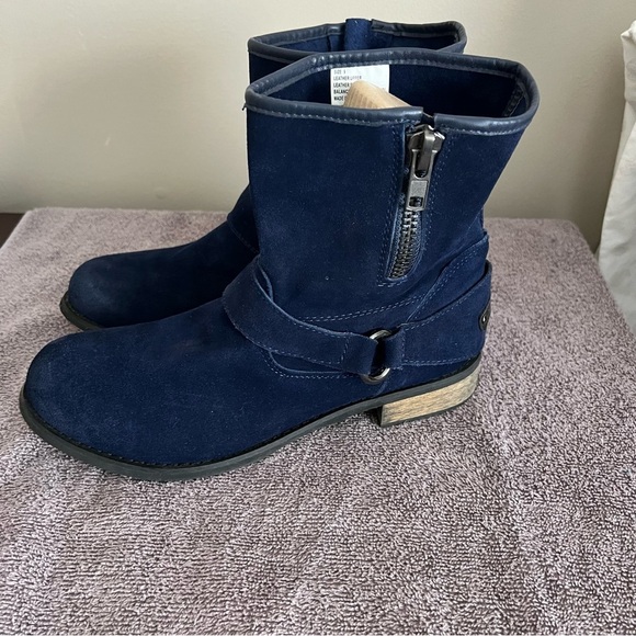 Restricted blue suede ankle booties with outside zip and buckle detail. Elvis - Picture 2 of 9